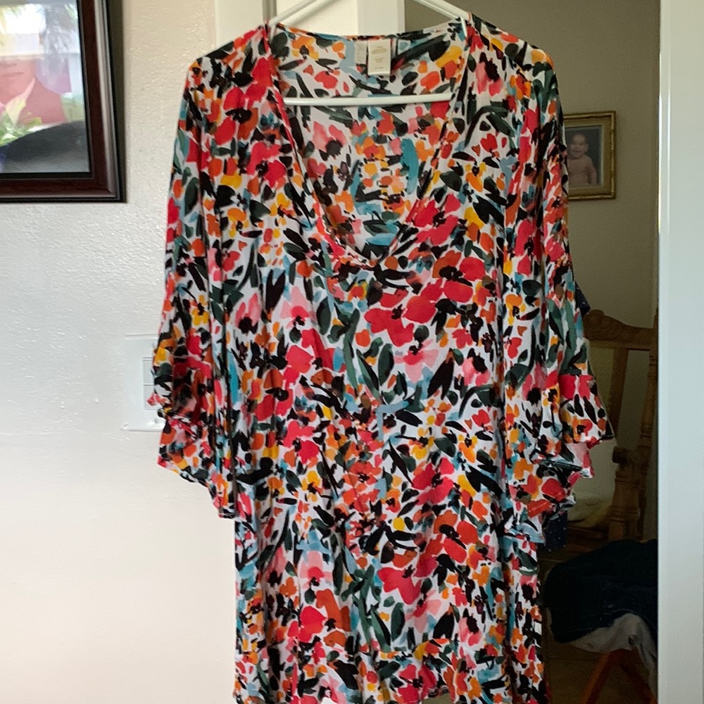 Anne cole, beautiful flowers , has a V shaped neckline , pettie size M